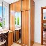 Апартаменты Family With Pool View Near The Свети-Влас
