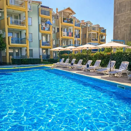 Family With Pool View Near The Apartament